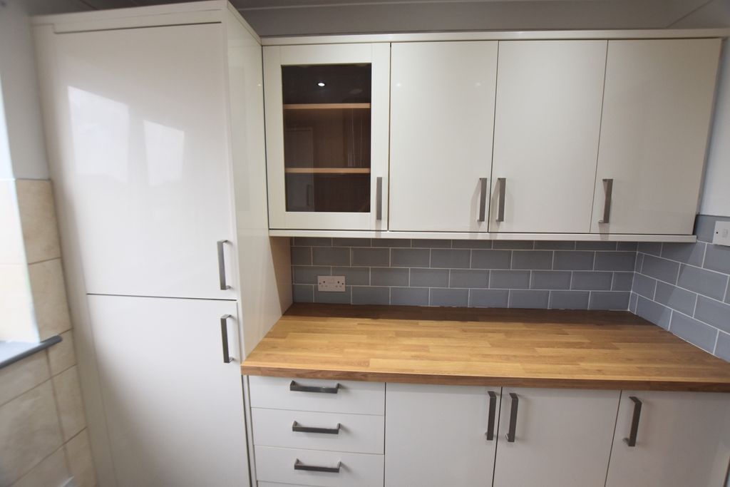 Property photo 2 of 7 44B Tennyson Drive Kitchen 2