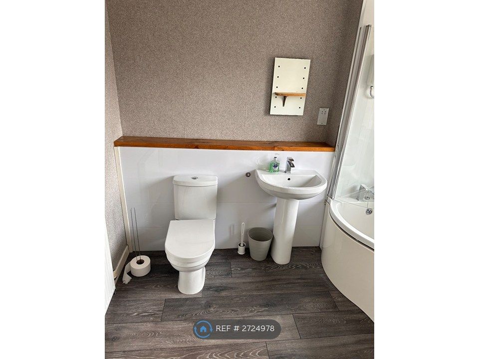 Property photo 2 of 14 Bathroom