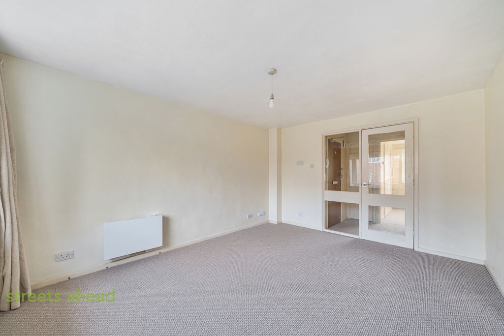 Property photo 2 of 16 3281A1F3-3Eee-4F2...