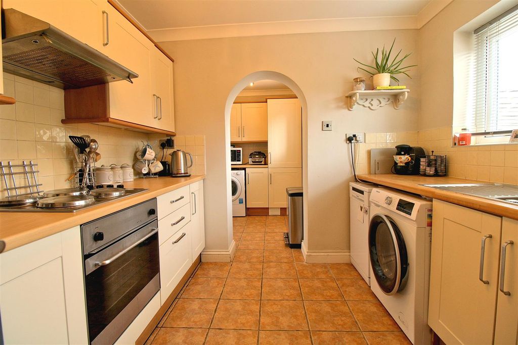 Property photo 3 of 23 Kitchen