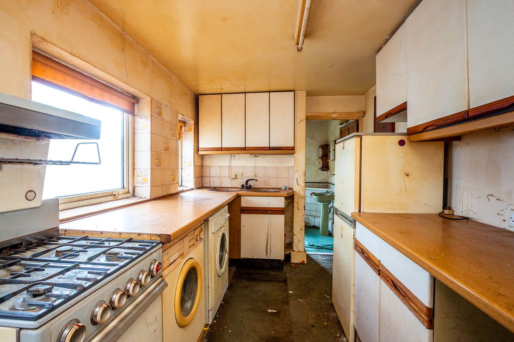 Property photo 2 of 8 Kitchen