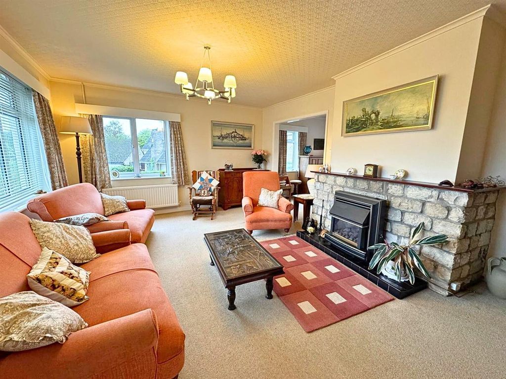 Property photo 3 of 39 Lounge