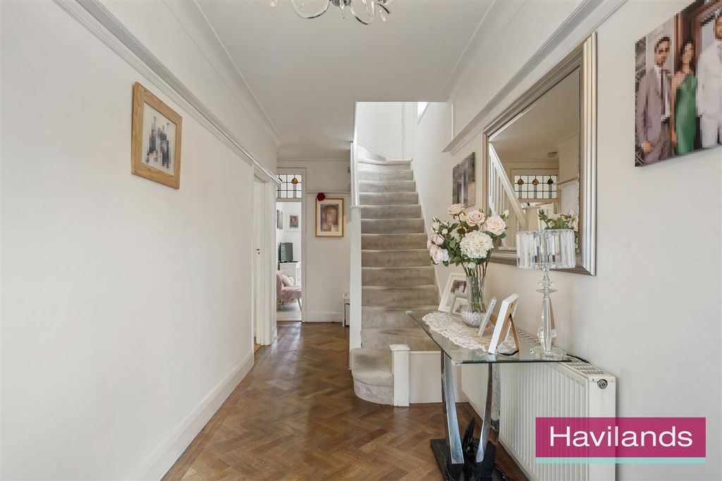 Property photo 2 of 22 Minchenden Crescent-10.Jpg