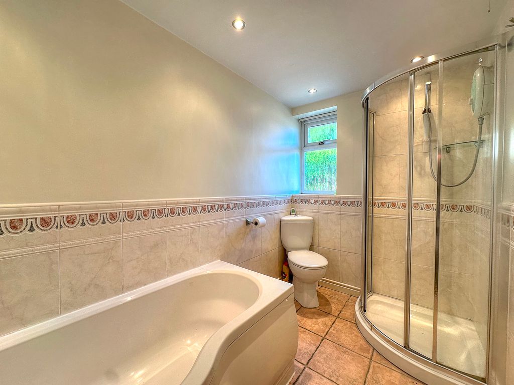 Property photo 3 of 18 3. Bathroom