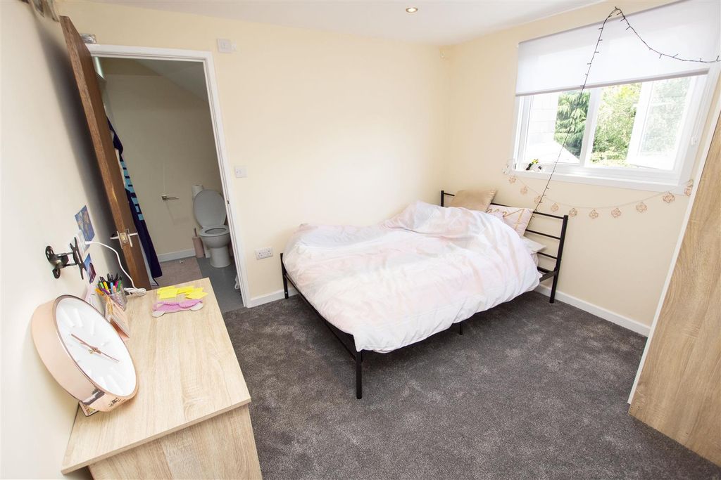 Property photo 2 of 14 Approach
