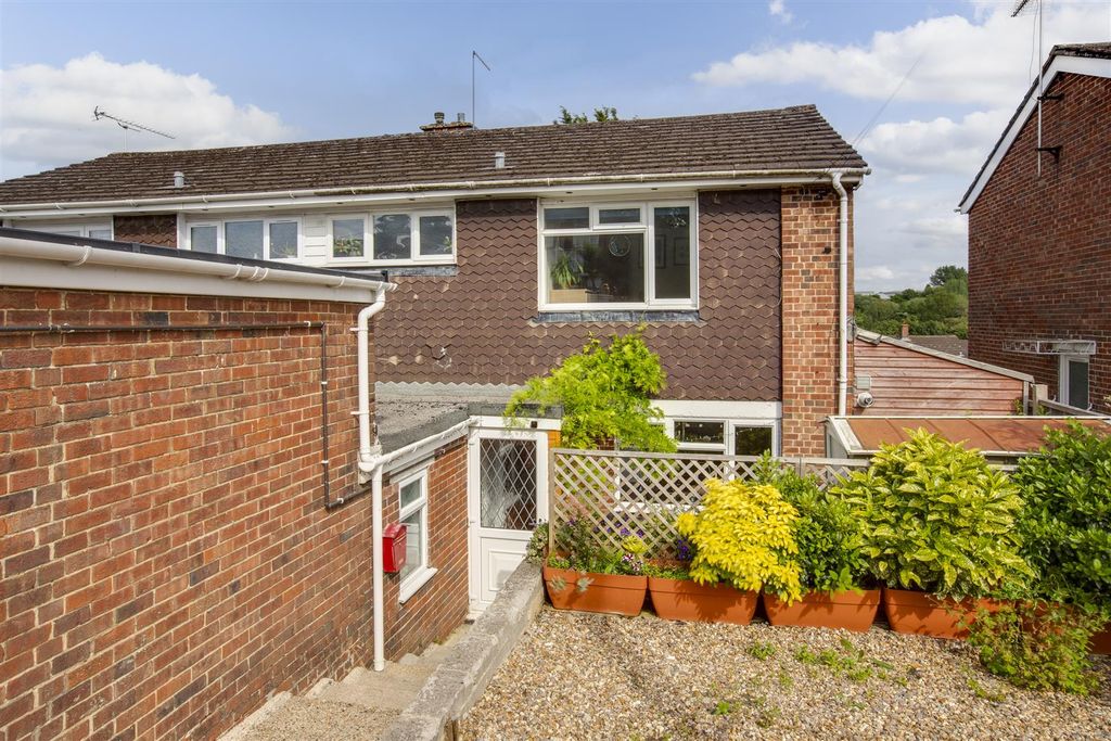 Property photo 1 of 15 15 Longland Way, Hp12 3Un-14.Jpg