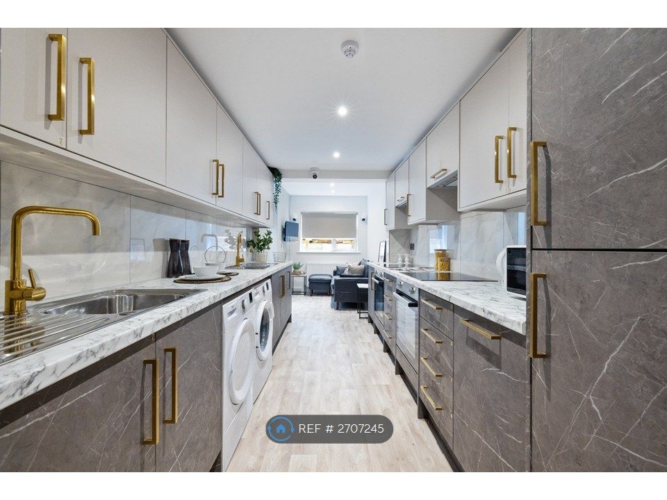 Property photo 3 of 8 Kitchen