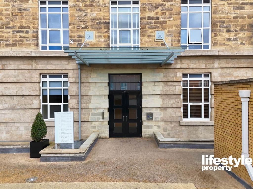 Property photo 1 of 8 Exterior