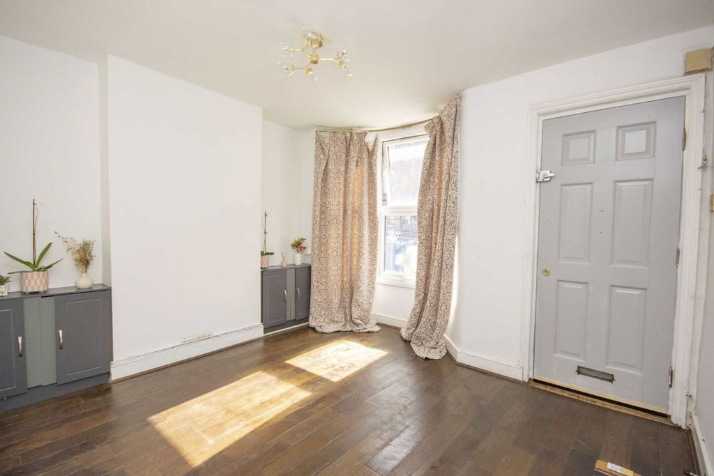 Property photo 2 of 8