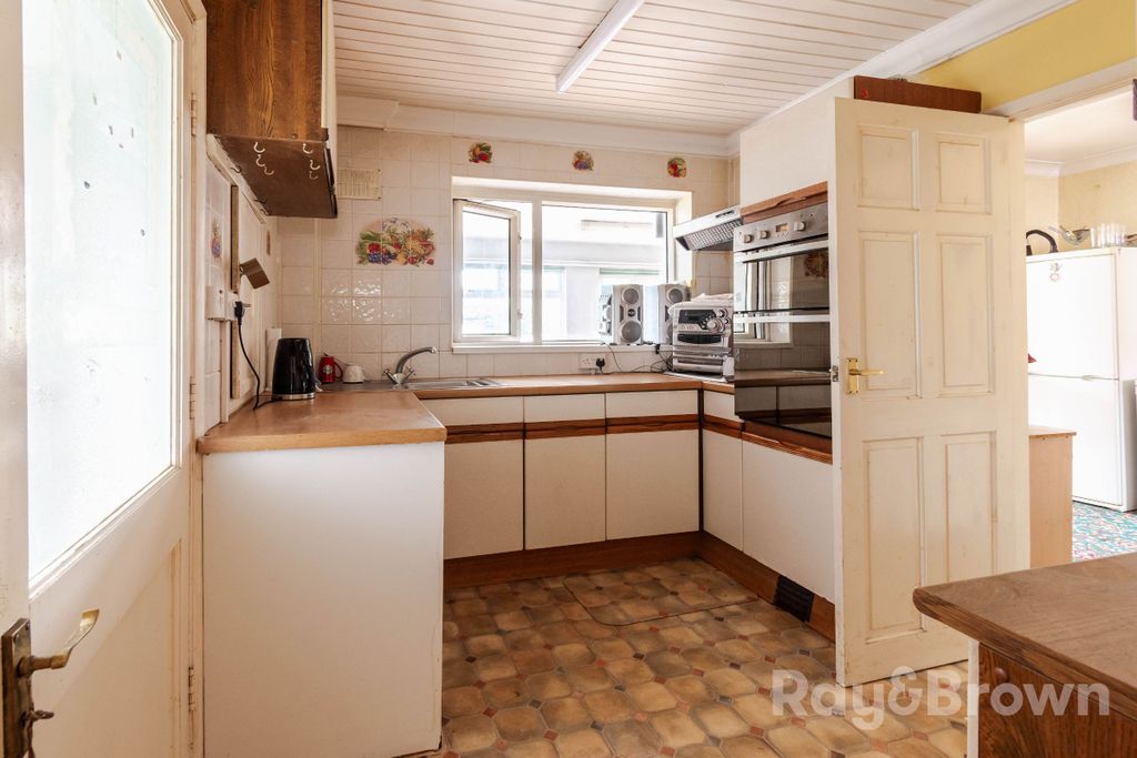 Property photo 3 of 37