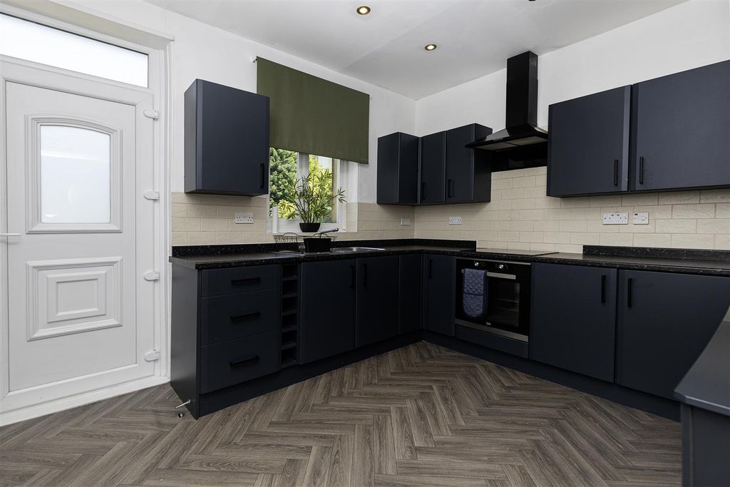 Property photo 3 of 21 Dining Kitchen