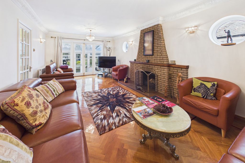 Property photo 2 of 28