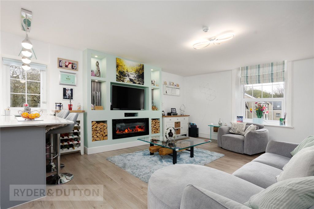 Property photo 3 of 22 Lounge