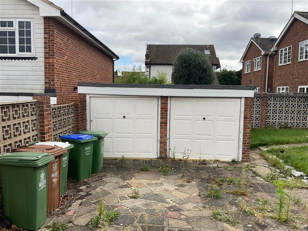 Property photo 3 of 10 Garage