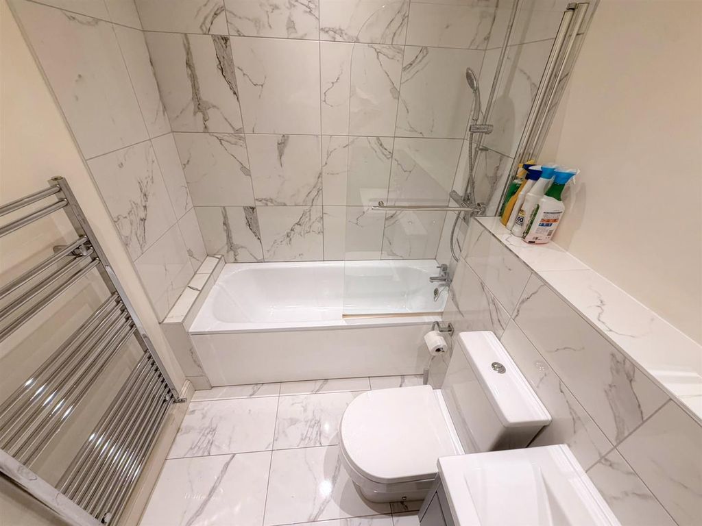 Property photo 3 of 9 Bathroom.Jpg