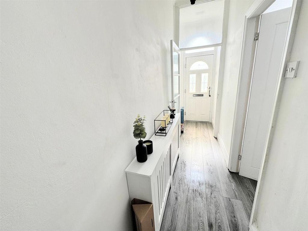 Property photo 2 of 10 Entrance Hall