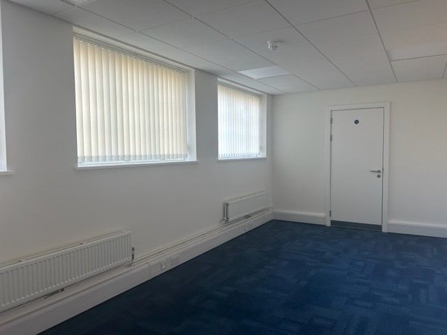 Property photo 3 of 13 60-32 To Let