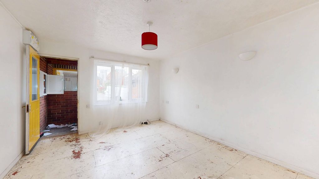 Property photo 2 of 13 Flat 31, Cotton Avenue, Acton, London, W3 6Ye