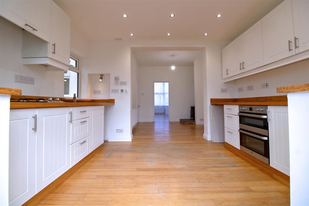 Property photo 3 of 33 Kitchen