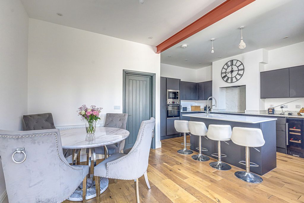 Property photo 2 of 26