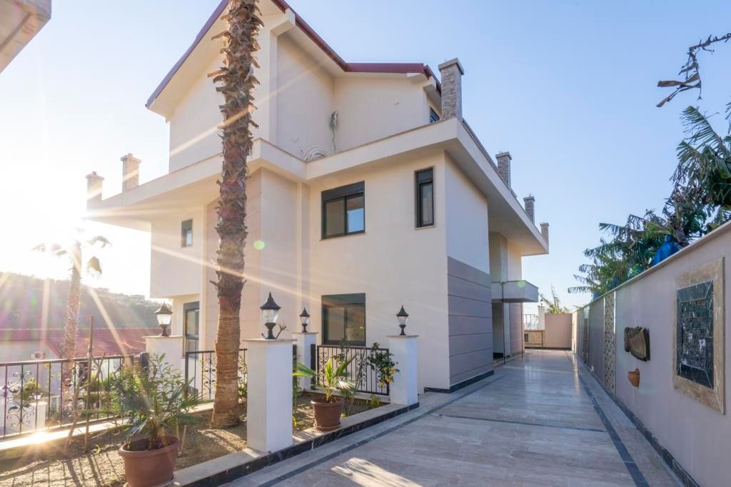 Property photo 3 of 27 Modern Luxury 7 Bedroomed Villa-Driveway