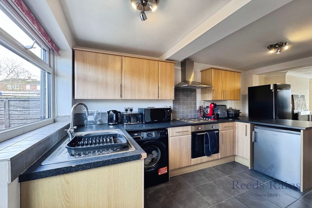 Property photo 2 of 11 Kitchen