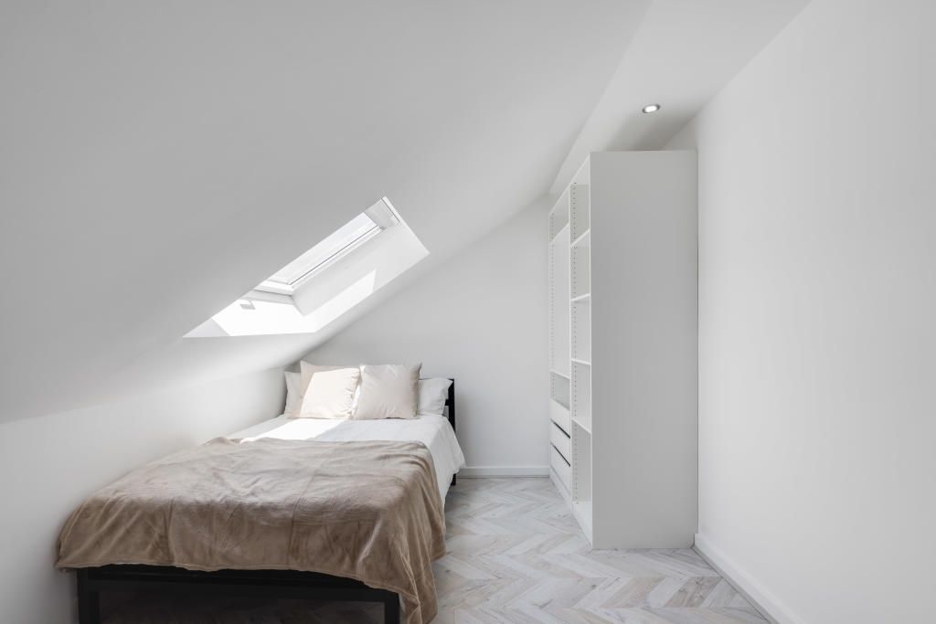 Property photo 1 of 12 A Bright, Clean Bedroom With A Spacious Feel, Feat...