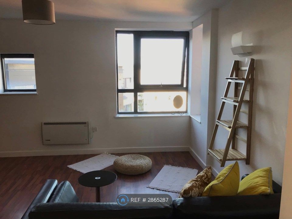 Property photo 3 of 13 Living Room (Professionally Cleaned)
