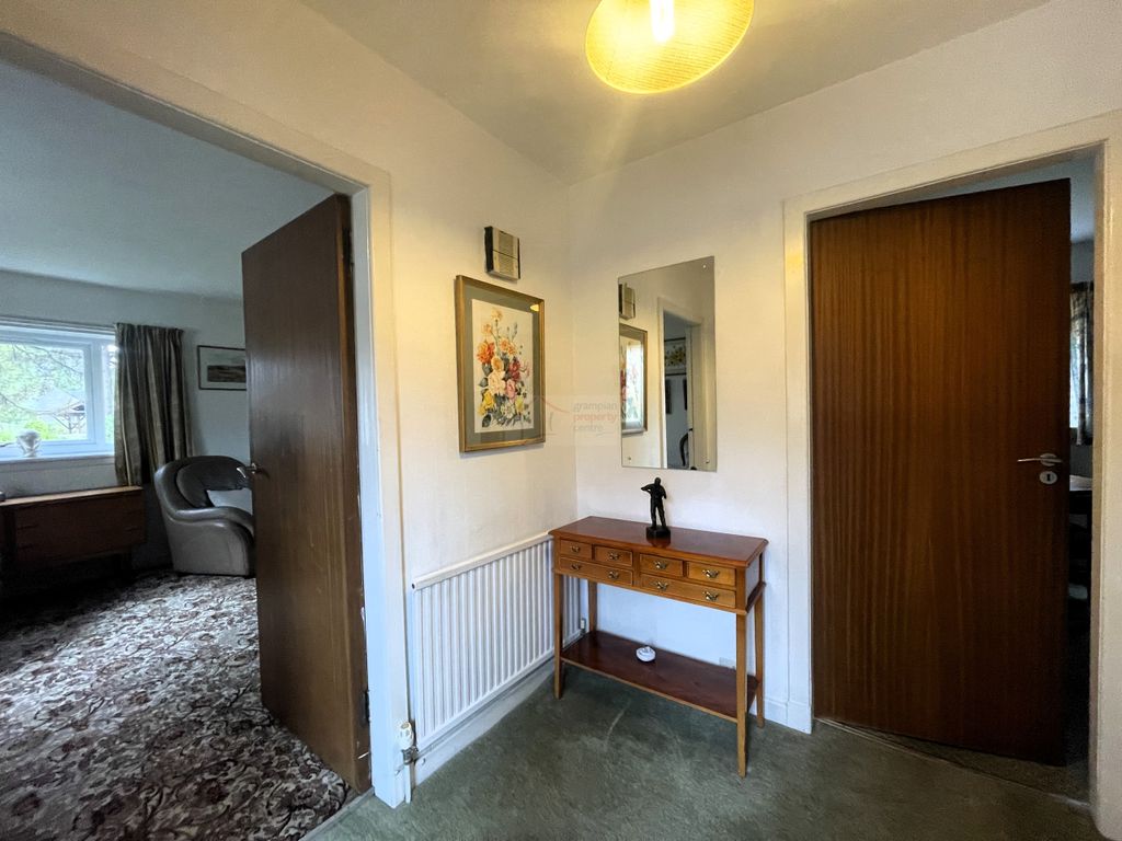 Property photo 2 of 18 Hallway