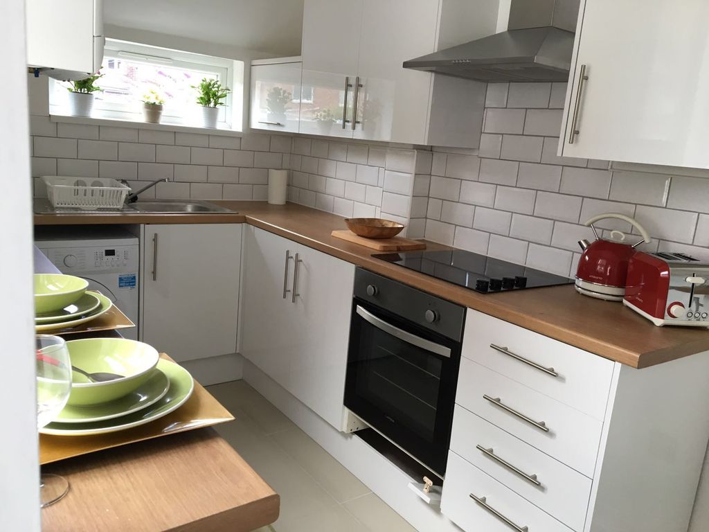 Property photo 3 of 11 Kitchen