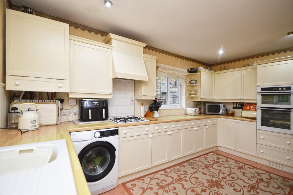 Property photo 3 of 19 Kitchen