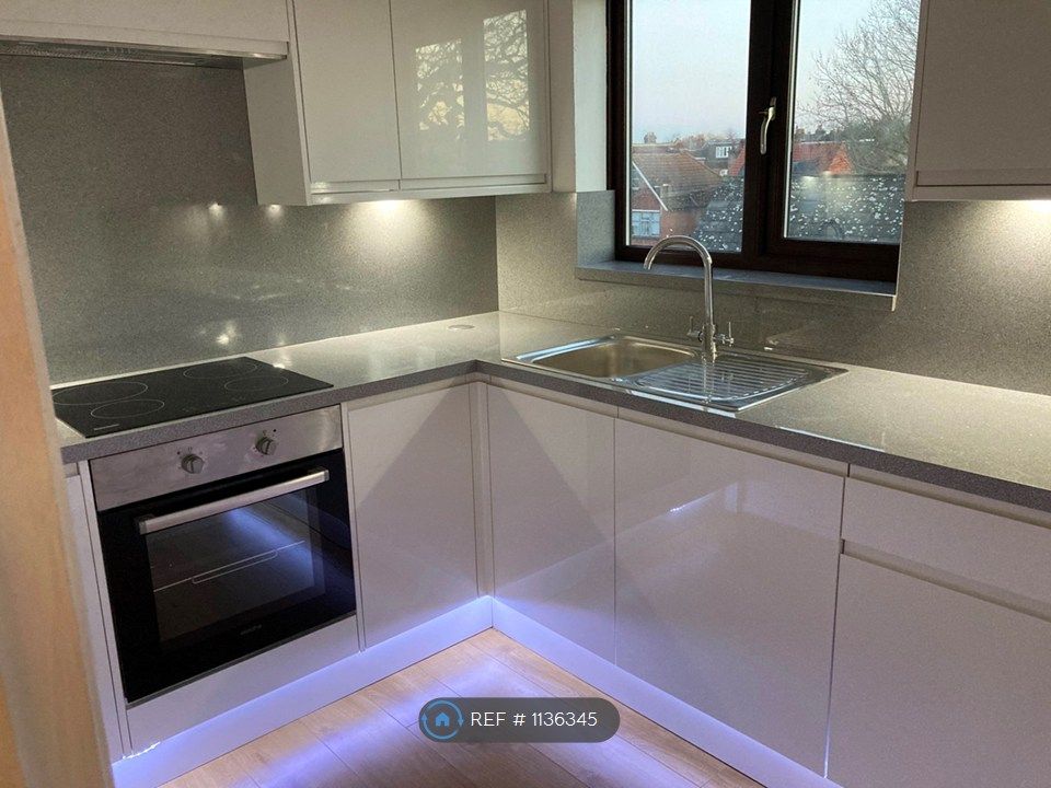 Property photo 2 of 5 White High Gloss Kitchen