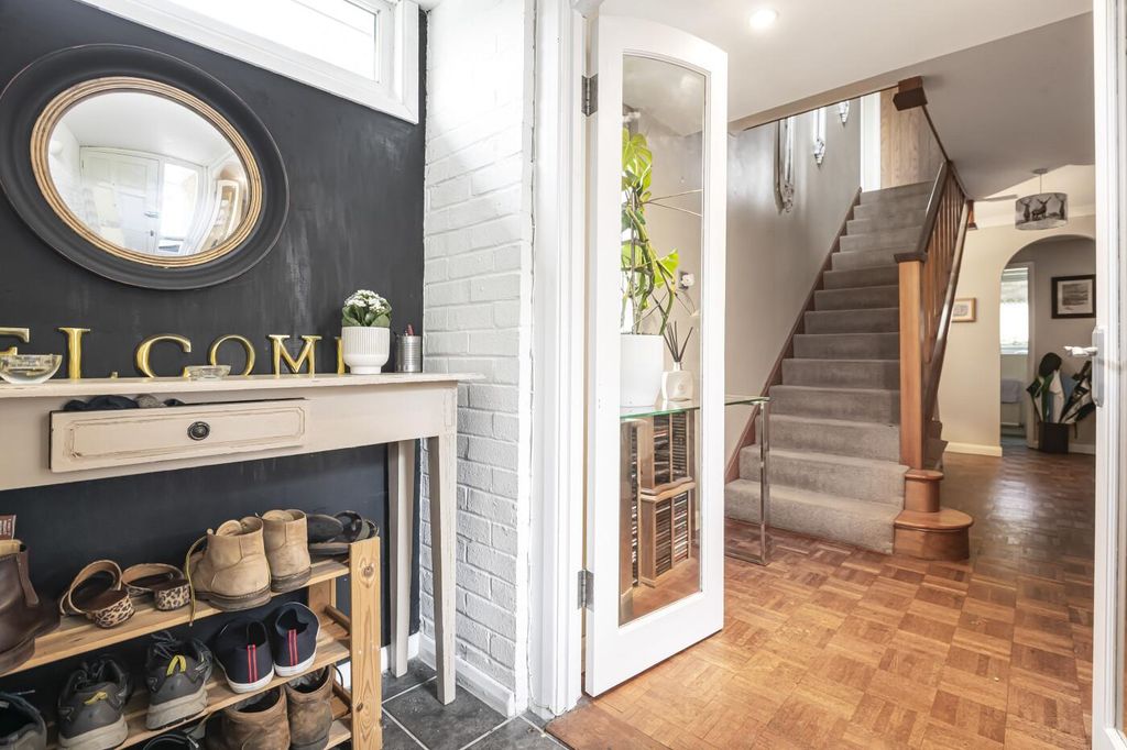 Property photo 3 of 27 Entrance Hall