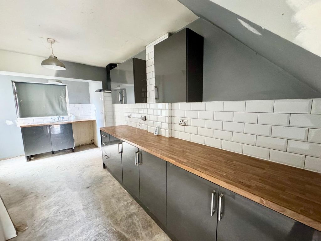 Property photo 3 of 13 Kitchen
