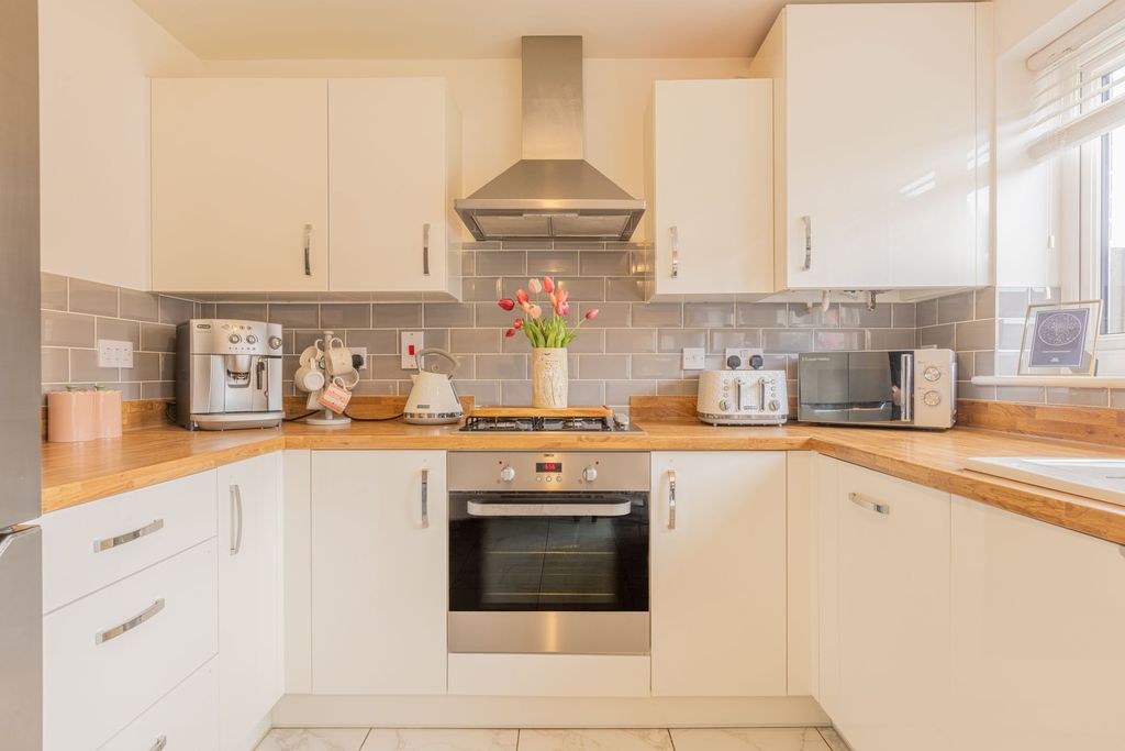 Property photo 2 of 31