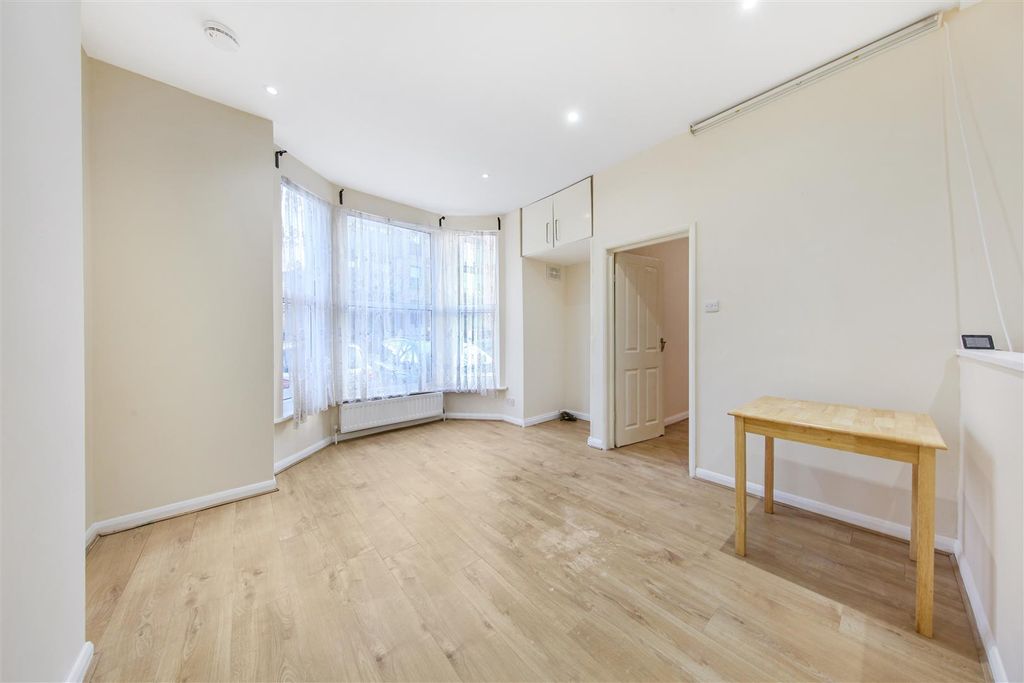 Property photo 1 of 7 Living Room