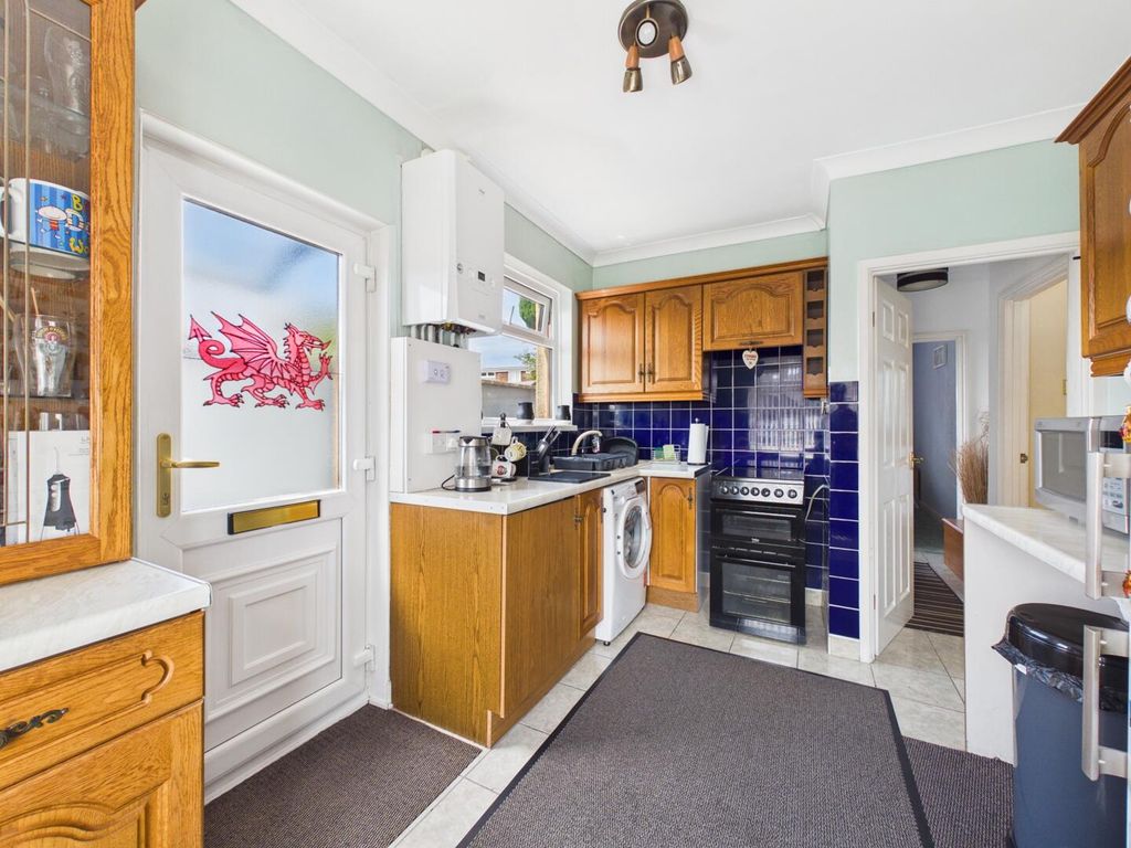 Property photo 3 of 12 Kitchen