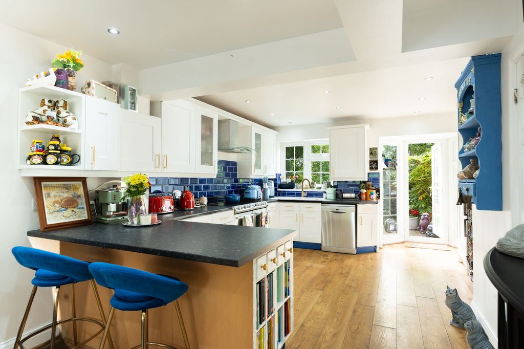 Property photo 2 of 11