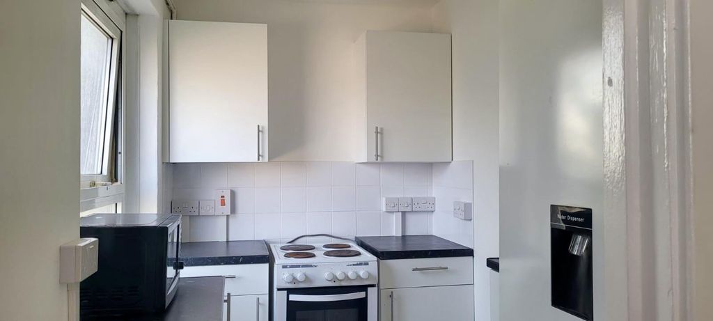 Property photo 2 of 6 Kitchen