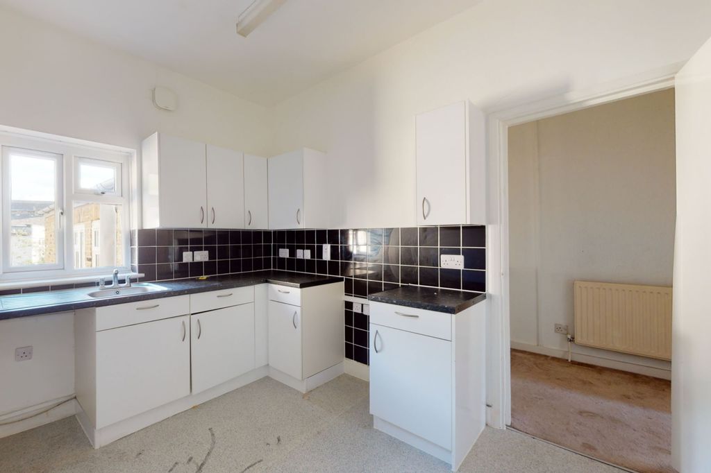 Property photo 3 of 14 40B Goodall Road, Wanstead, London E11 4Ep
