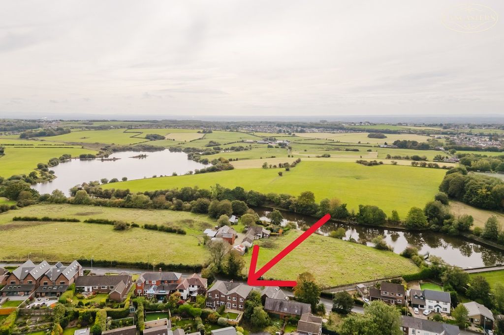 Property photo 2 of 32 Setting