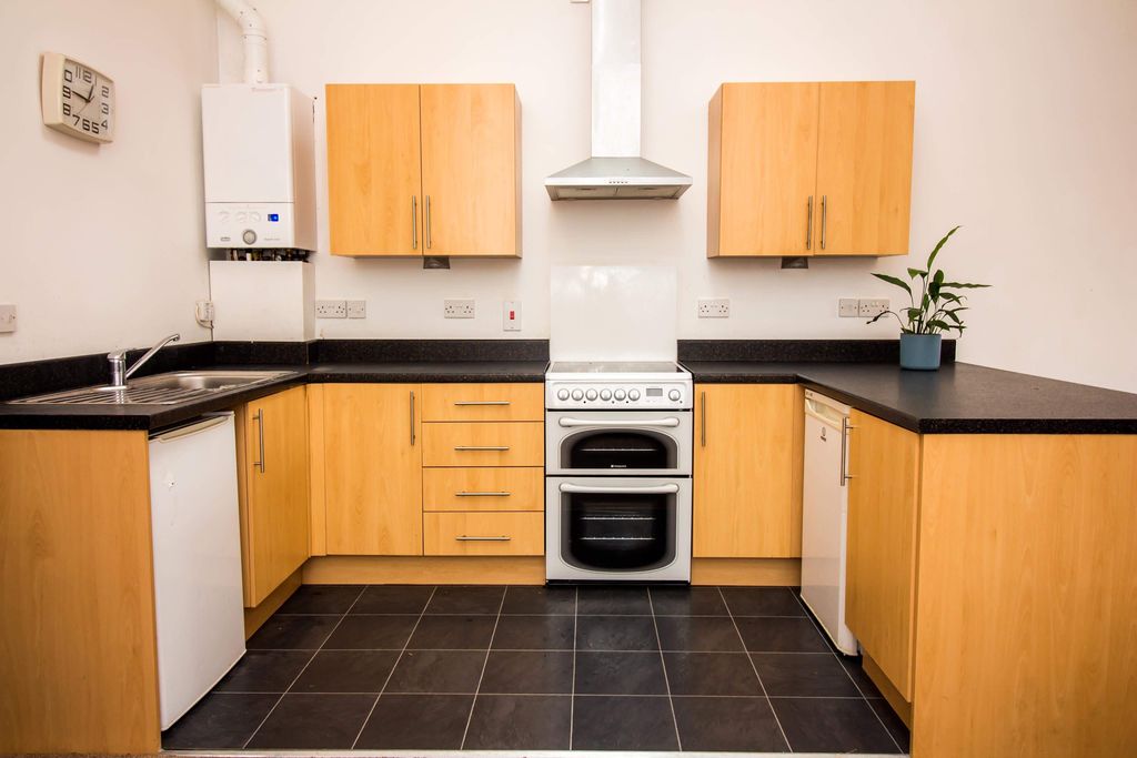 Property photo 2 of 11 Kitchen