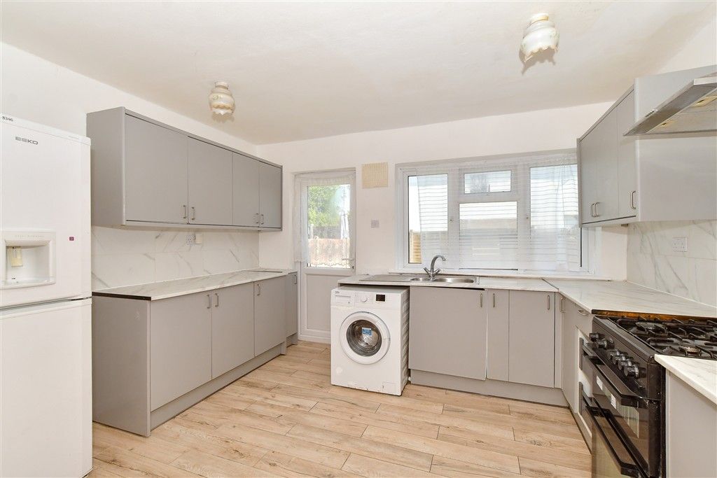 Property photo 3 of 11 Kitchen