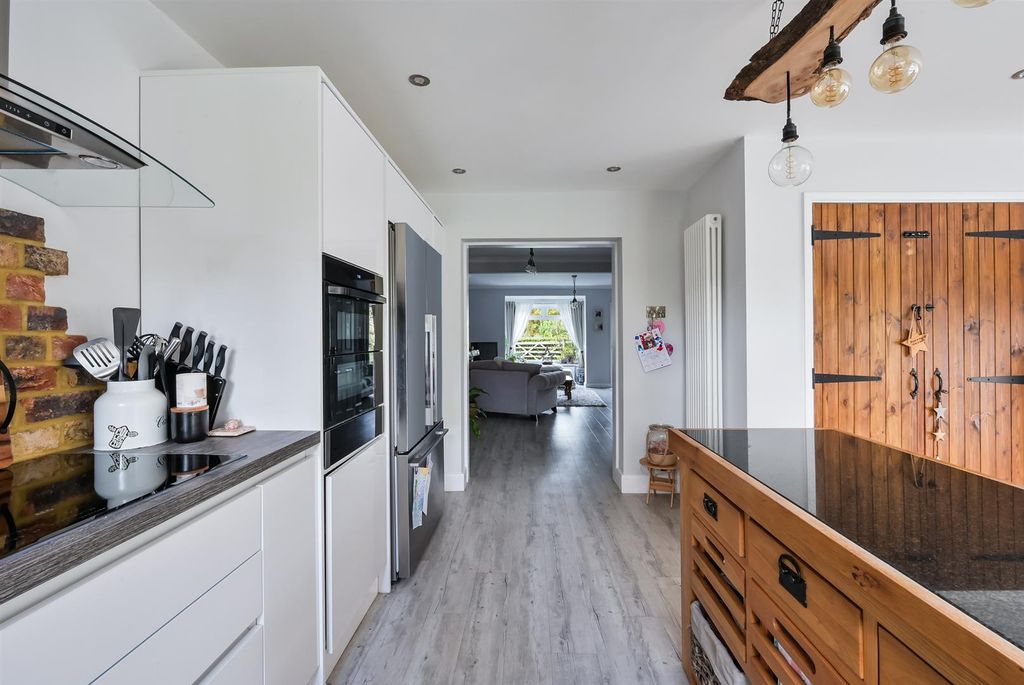 Property photo 3 of 20 Howard Close, 1 - (10).Jpg