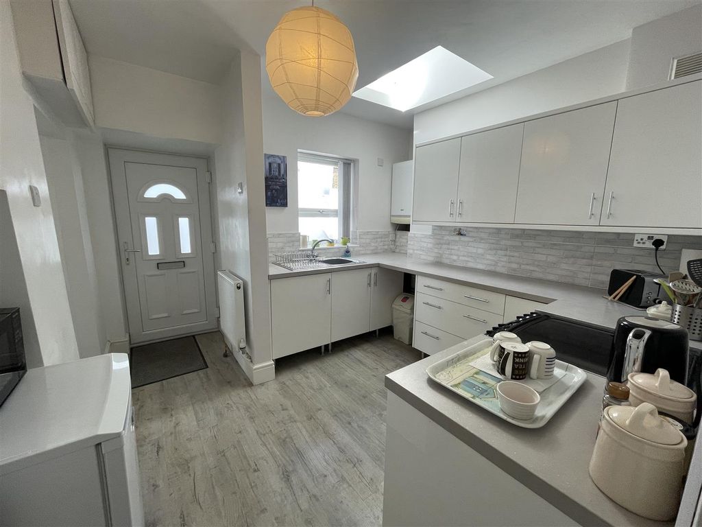 Property photo 3 of 33 Entrance/Kitchen
