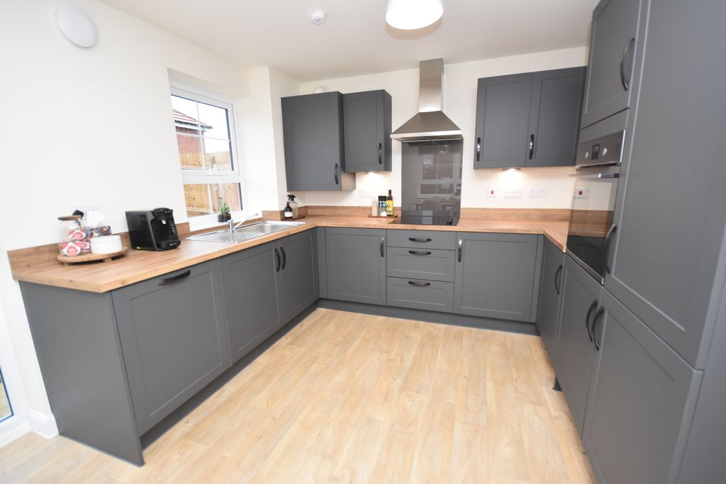 Property photo 3 of 13 Kitchen