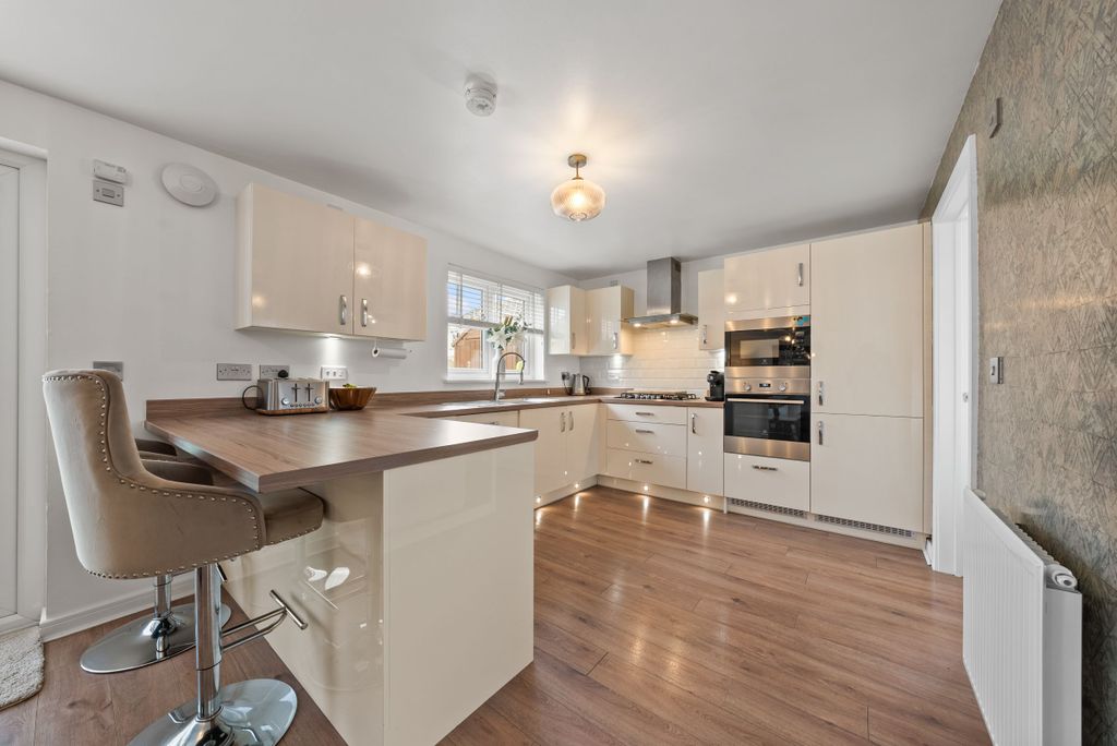 Property photo 3 of 38