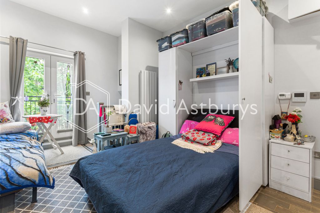 Property photo 1 of 11 230420248_Daisl_Flat C 36 Devonport Road _W12 8Nx_