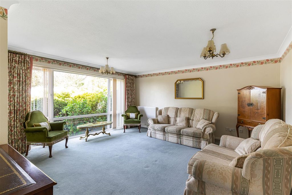 Property photo 2 of 18 Sitting Room