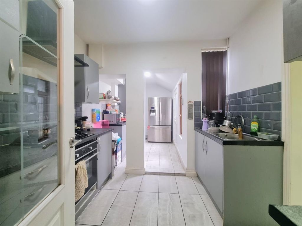 Property photo 2 of 9 Kitchen